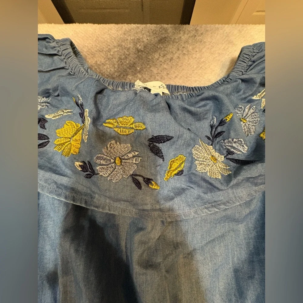 (A10) NWOT Love‎ Tree Chambray Denim Off Shouder Embroidered Floral Romper M